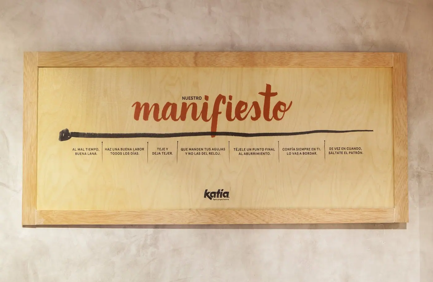 Manifiesto de marca en madera