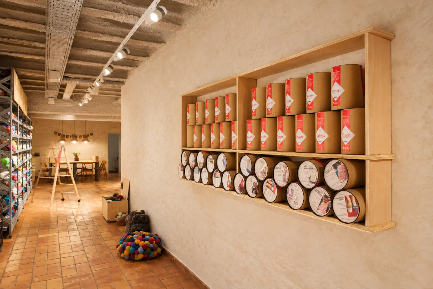 Expositor de ovillos sobre pared de barro